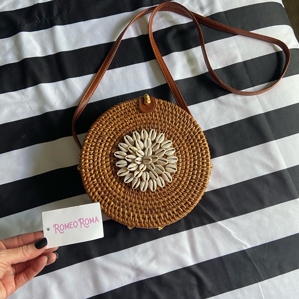 Circular Woven Shell Purse